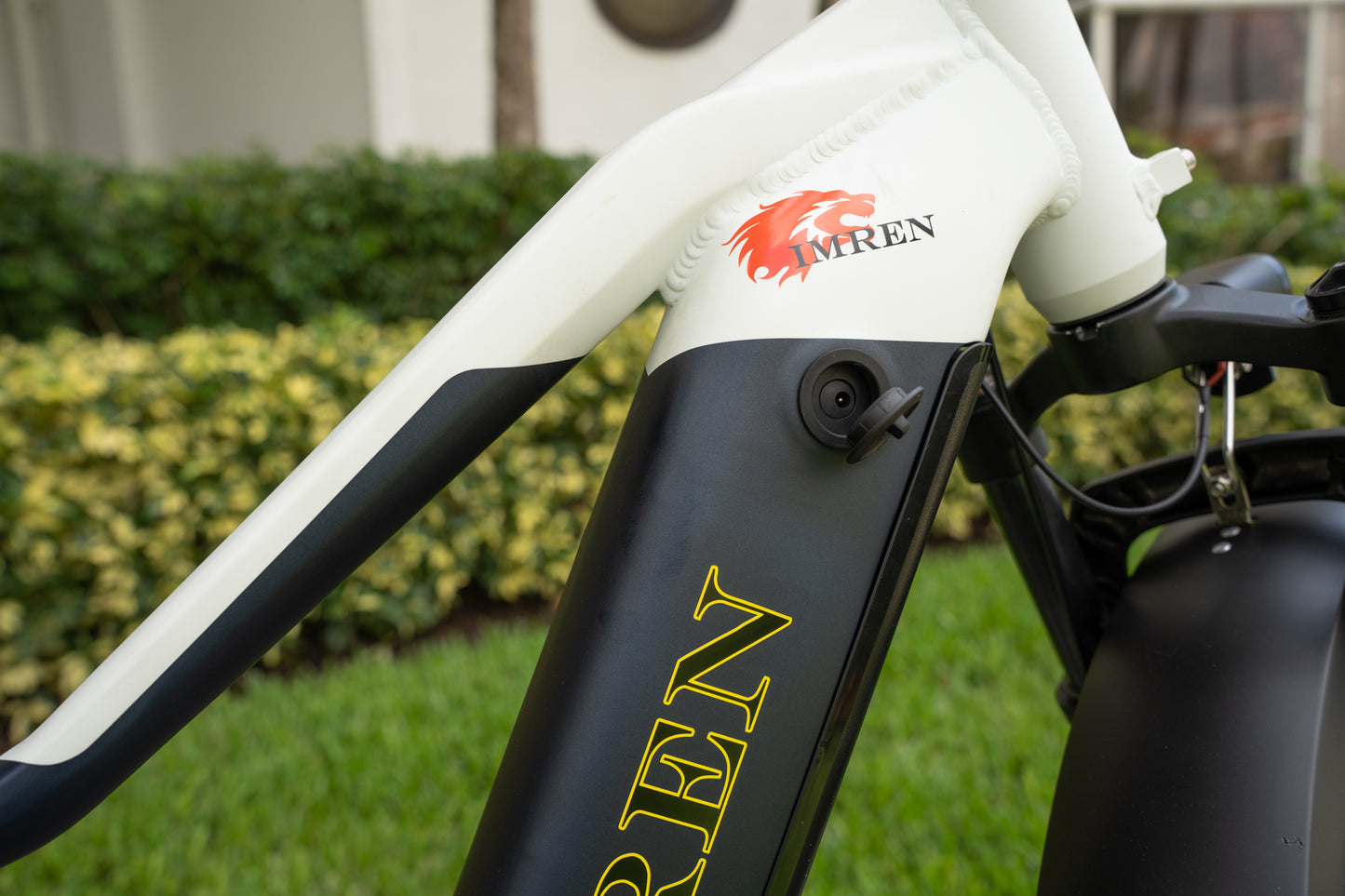 Frame design and removable battery on IMREN electric bike
